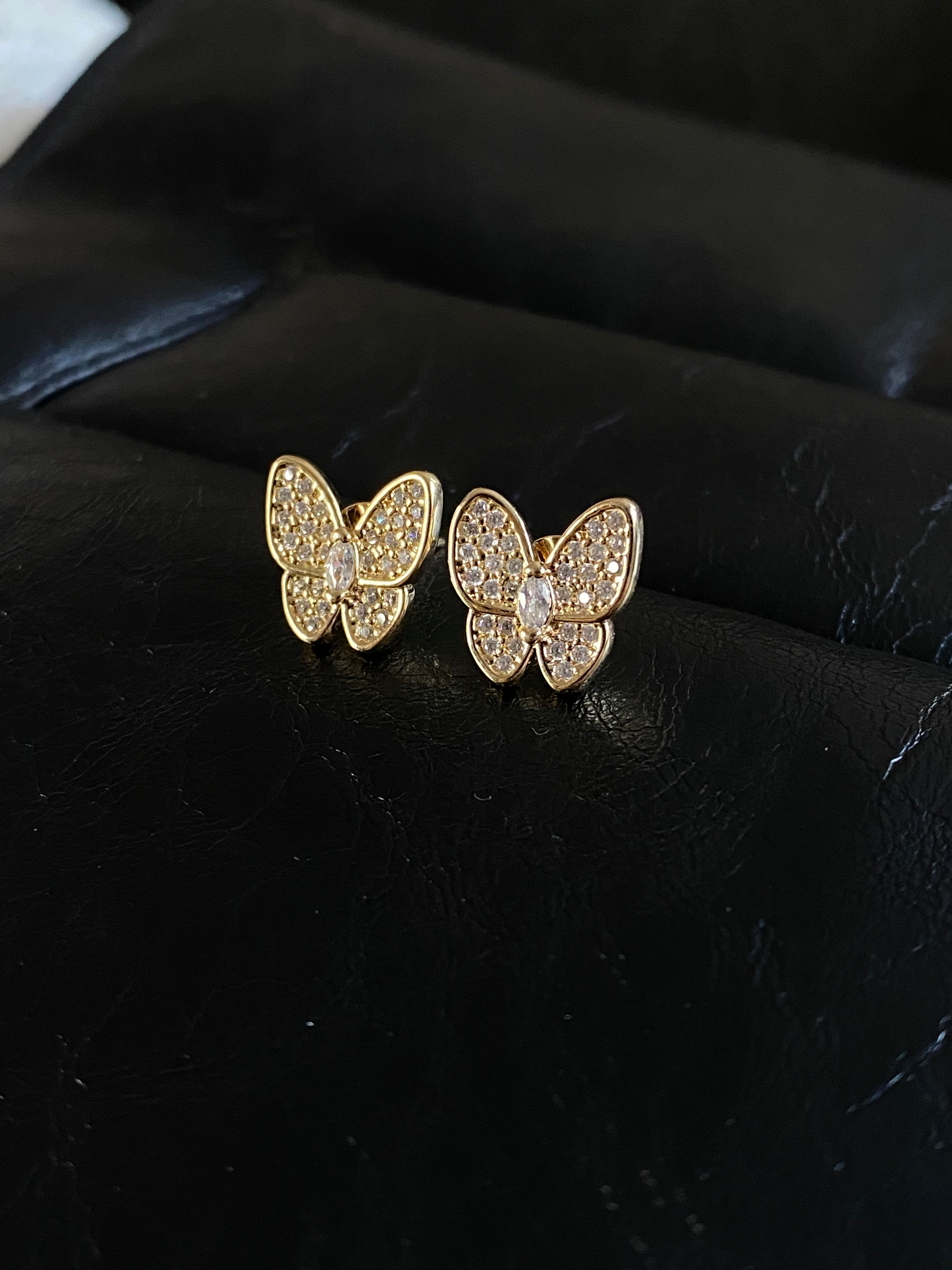 Brinco Daisy - Borboleta Cravejada