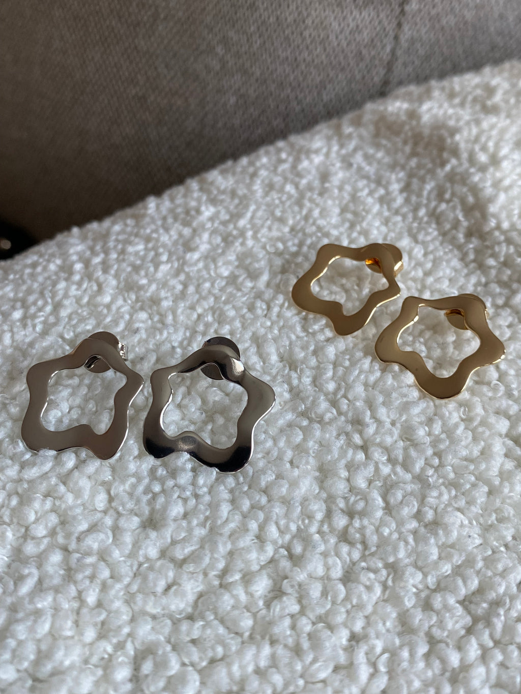 Brinco Flor Orgânico Vazado