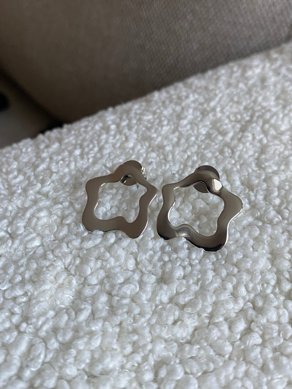 Brinco Flor Orgânico Vazado