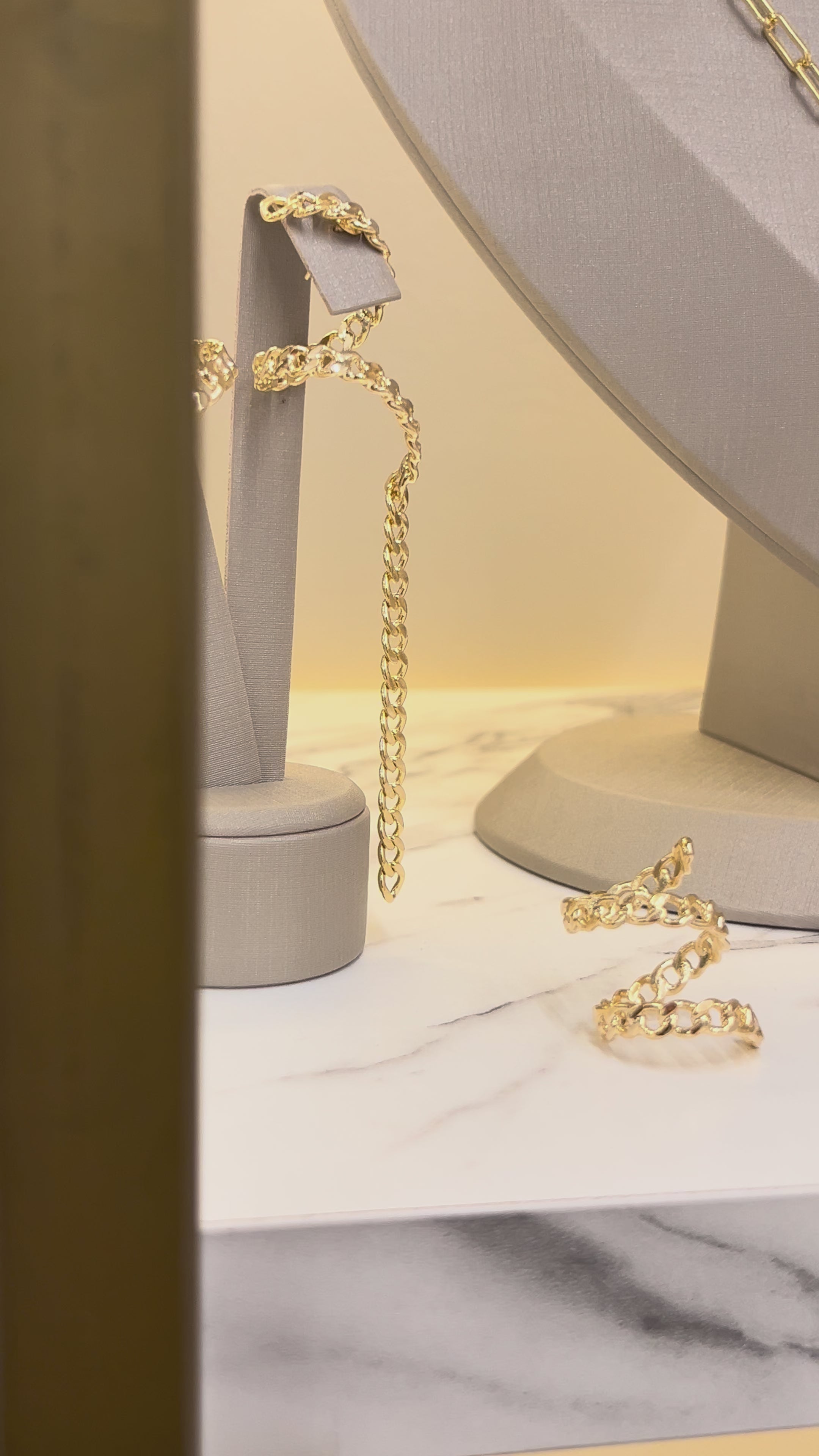 Conjunto AGNI -  Brinco + Anel de Corrente Banhado a Ouro 18K