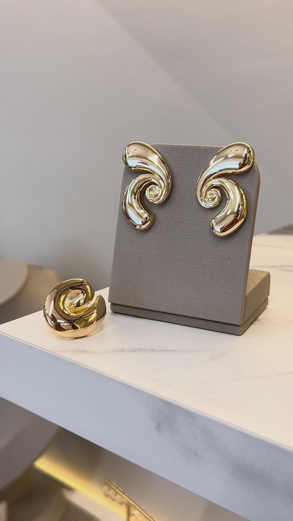 Conjunto MARGE - Brinco + Anel Banhado a Ouro 18K