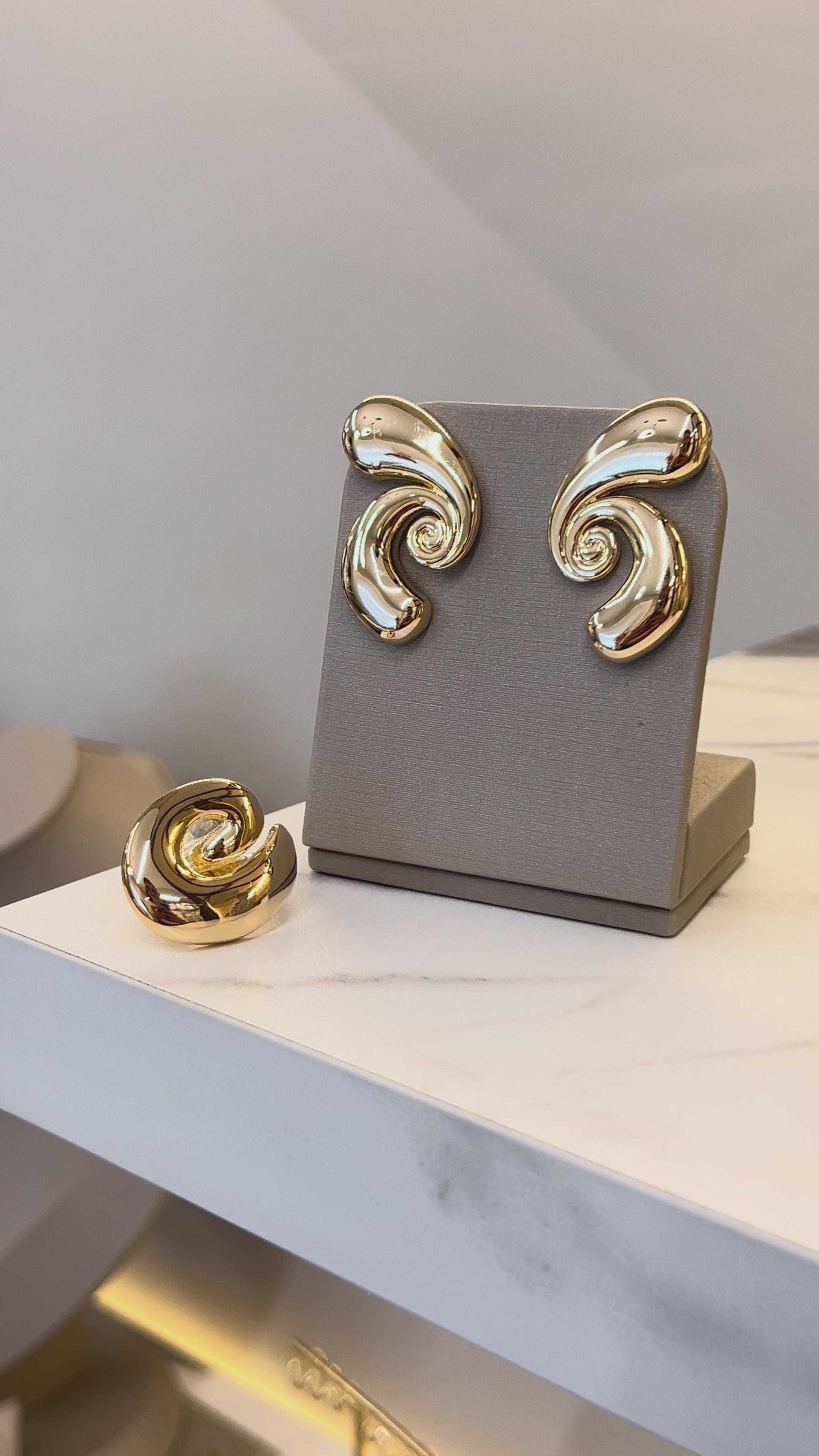 Conjunto MARGE - Brinco + Anel Banhado a Ouro 18K